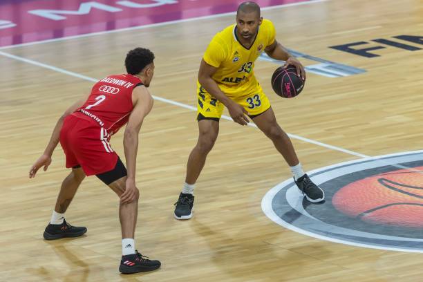 郑钦文0-2不敌萨巴伦卡 无缘晋级四强央视新闻客户端.