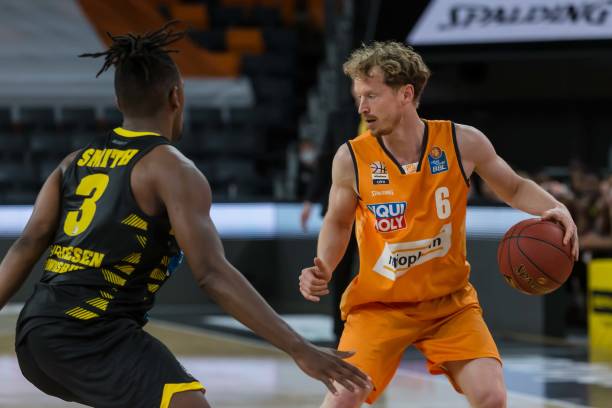 罗马诺：巴萨仍计划出售法蒂，若卖掉他巴萨可能引进新边锋.