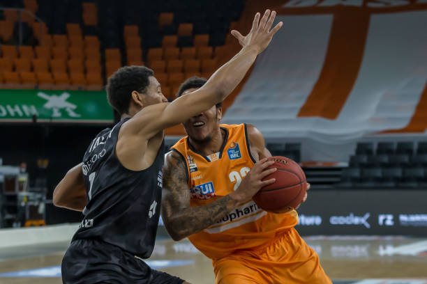 威尔斯发挥神勇，三分球如雨点般落下